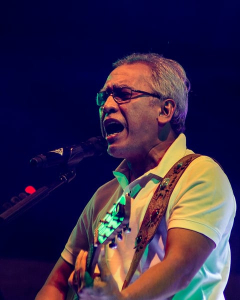 Iwan Fals bermain gitar di atas panggung, 2015